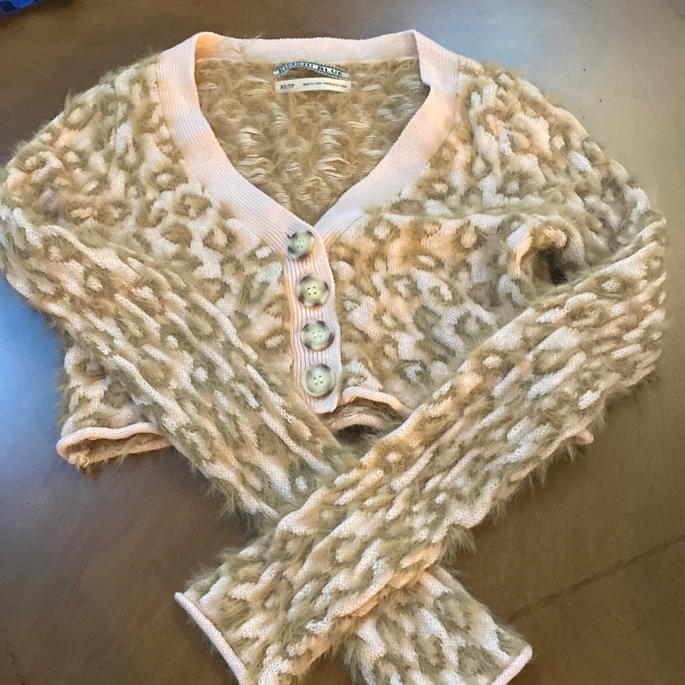 Cropped animal print sweater .  Pink and tan